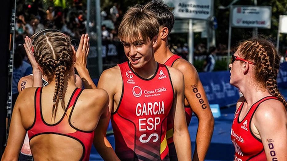 Jovem triatleta espanhol  campeão mundial de 17 anos sofre grave acidente